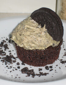 Sandwich Cookie Crumble Cupcakes