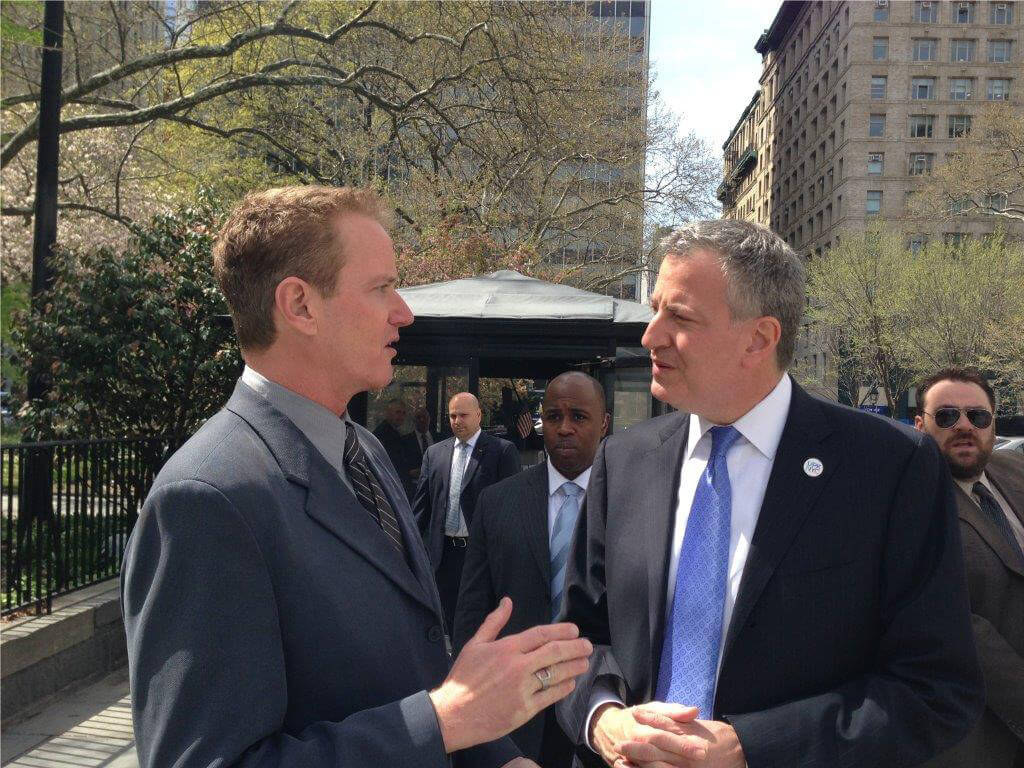 PETA Senior Vice President Dan Mathews talks with Mayor de Blasio.