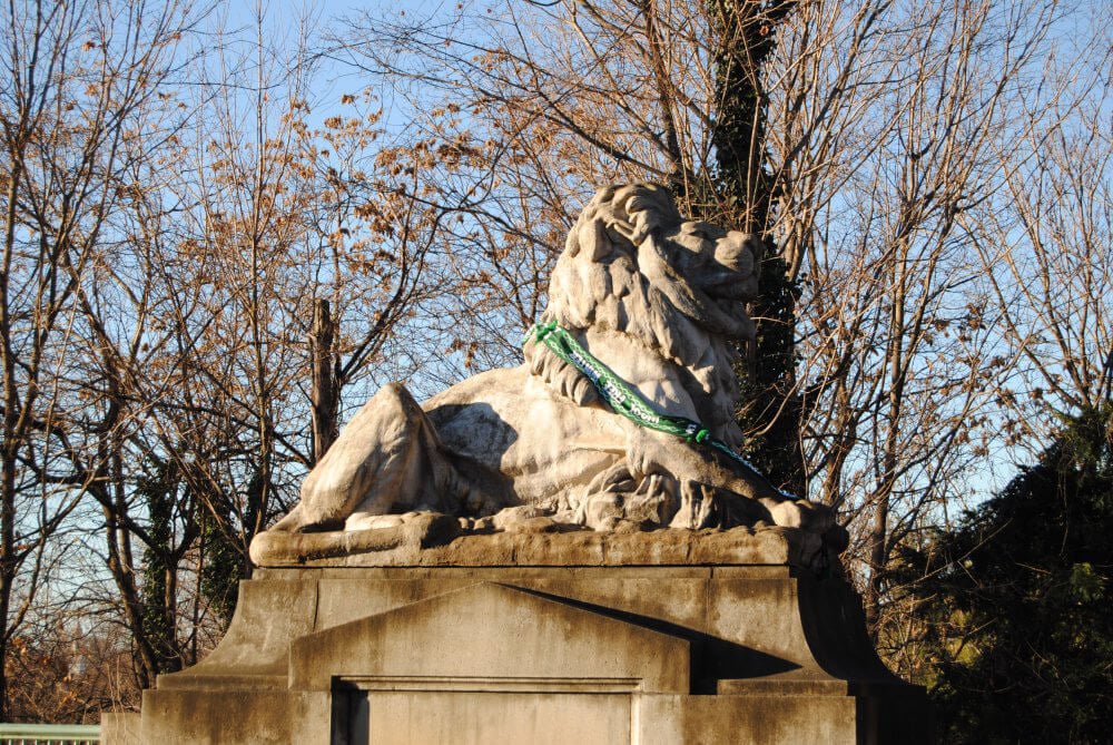 One of the Perry Lions on the Taft Bridge