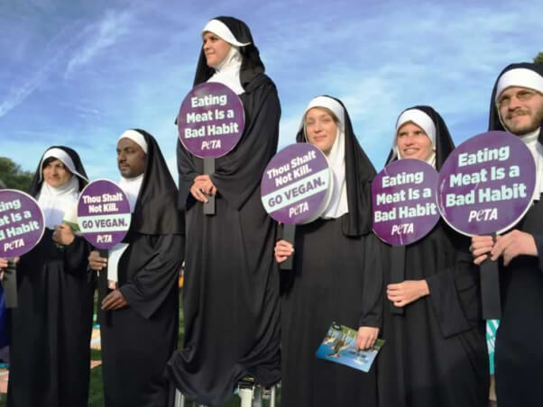 Nuns on stilts during Pope Francis