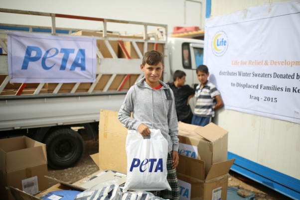 PETA and Inditex distribute clothing at refugee camp