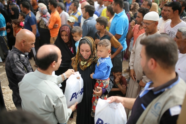 PETA and Inditex distribute clothing at refugee camp