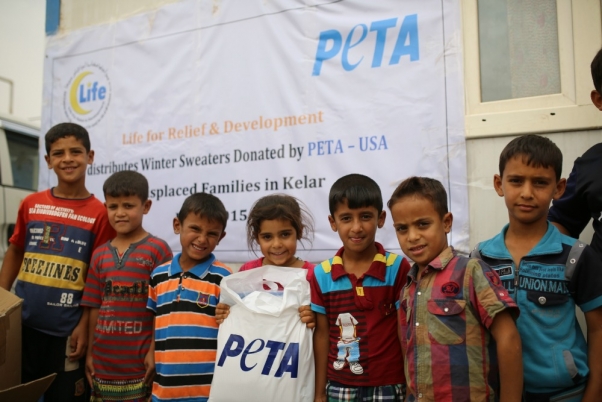 PETA and Inditex distribute clothing at refugee camp