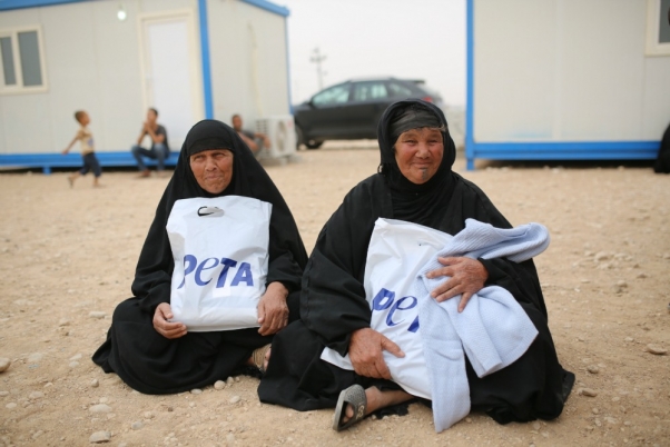 PETA and Inditex distribute clothing at refugee camp