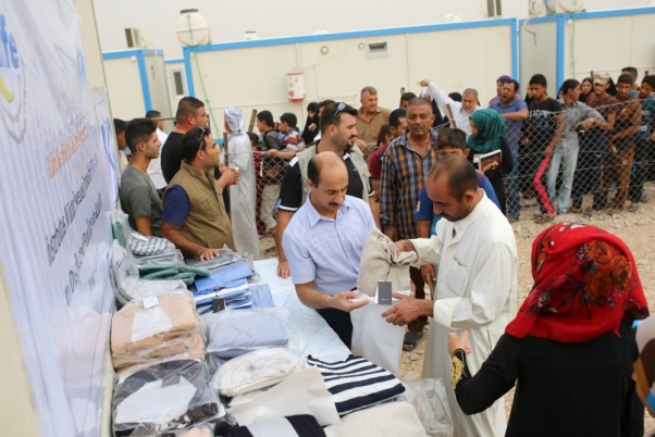 PETA and Inditex distribute clothing at refugee camp