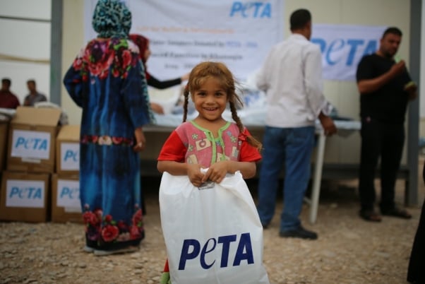 PETA and Inditex distribute clothing at refugee camp