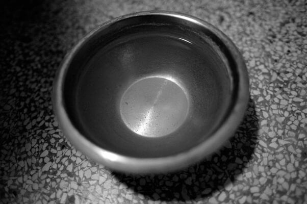 Take-your-dog-to-a-restaurant-water-bowl