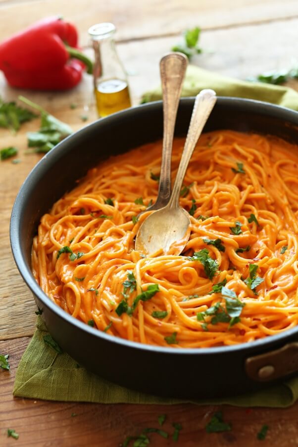 SUPER-Creamy-Savory-Roasted-Red-Pepper-Pasta-Vegan-GlutenFree-and-LOADED-with-nutrients-from-garlic-red-pepper-and-olive-oil