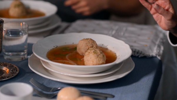 https://www.peta.org/wp-content/uploads/2017/03/carol_leifer_matzoball_soup-602x339.jpg