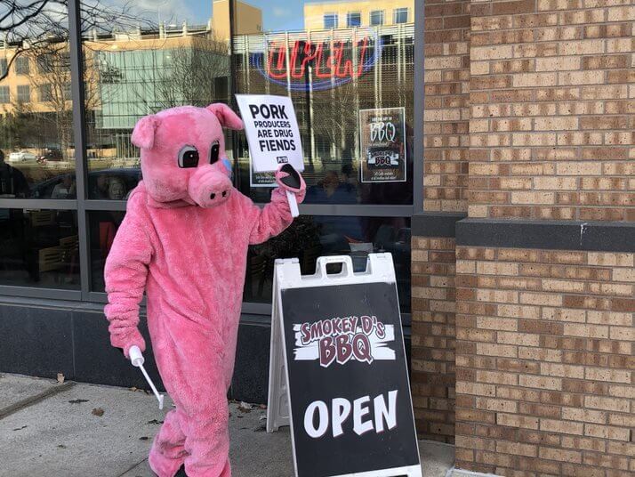 peta demo des moines pigs protest pork industry outside smokey d