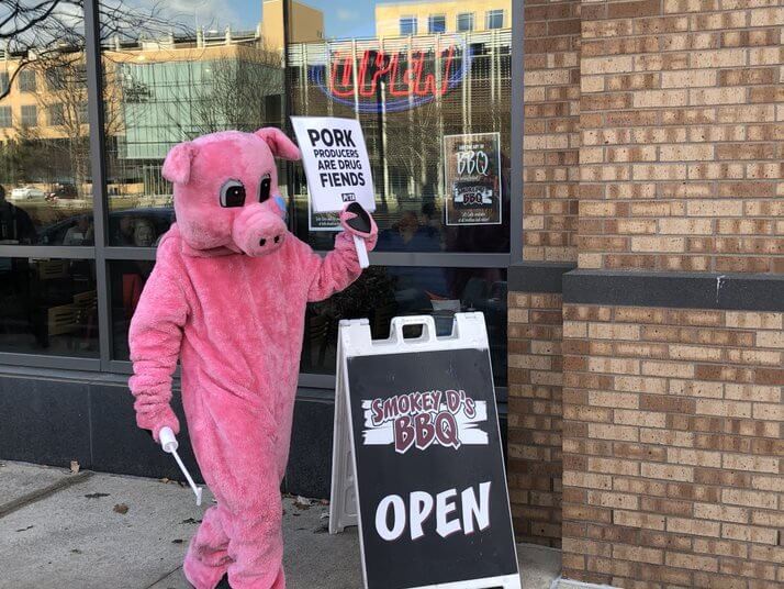 peta demo des moines pigs protest pork industry outside smokey d's bbq