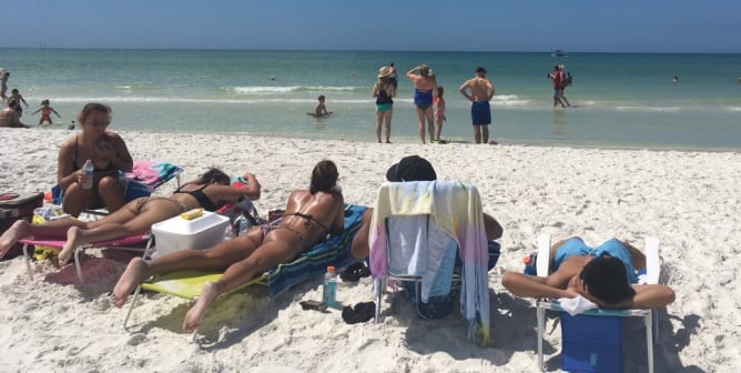 spring breakers failing at social distancing