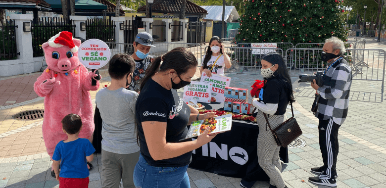 PETA Latino and ‘Pig’ Give Away Vegan Hams for Nochebuena