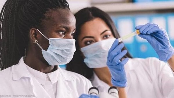 Mujeres científicas en un laboratorio