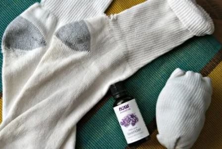 vegan dryer balls DIY with socks and essential oils