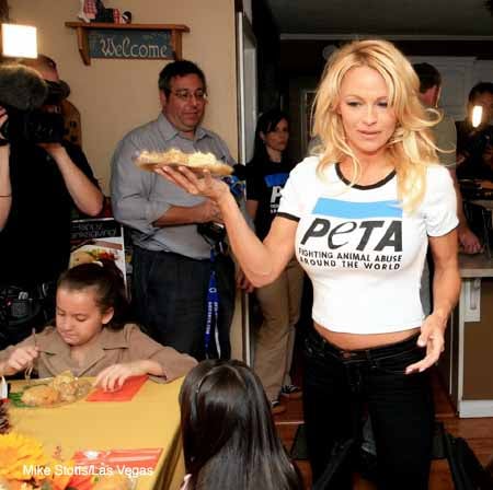 Pamela_Anderson_soup_kitchen_4.jpg