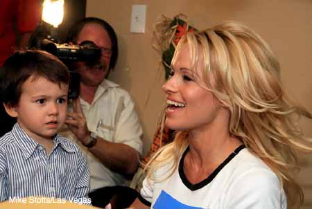 Pamela_Anderson_soup_kitchen_6.jpg