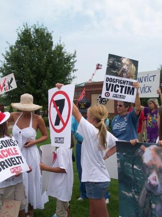 michael_vick_protest_atlanta_2.jpg