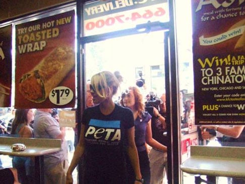 Pamela Anderson Buys a Classic Vegetarian Sandwich