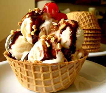 rocky_road_esque_ice_cream_2.jpg