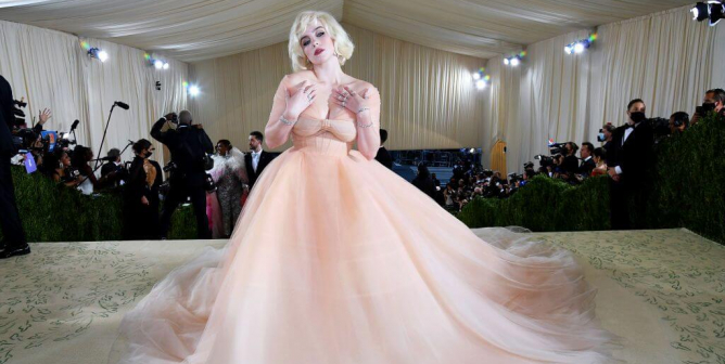 billie eilish in oscar de la renta