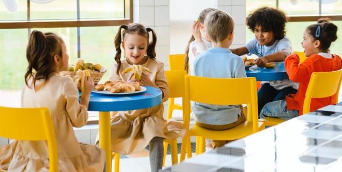 kids eating lunch at school
