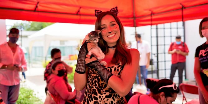 Sofía Sisniega with PETA Latino at spay event