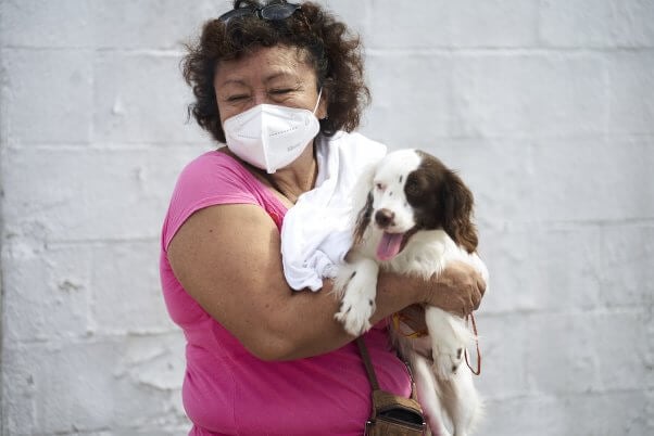 A woman with her dog who attended the spay neuter evet in Cancun