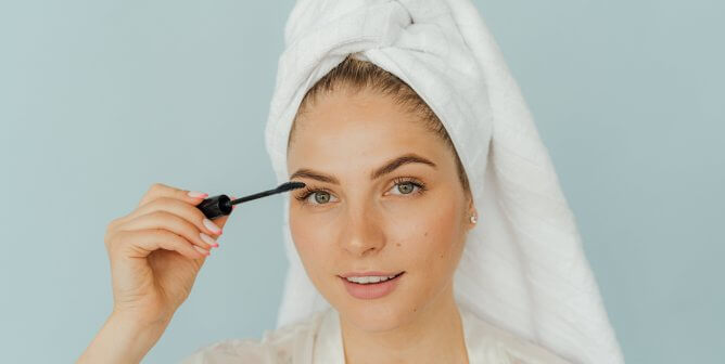 woman applying makeup