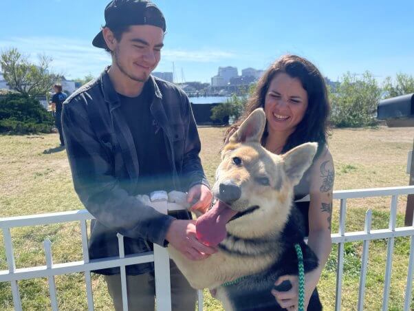 Timothy con los miembros del personal de PETA Caroline y Grayson