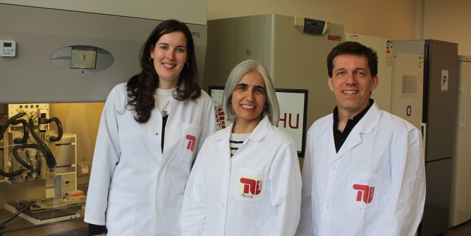 Dr. Jens Kurreck (right), winner of awards from PETA Science Consortium International e.V.