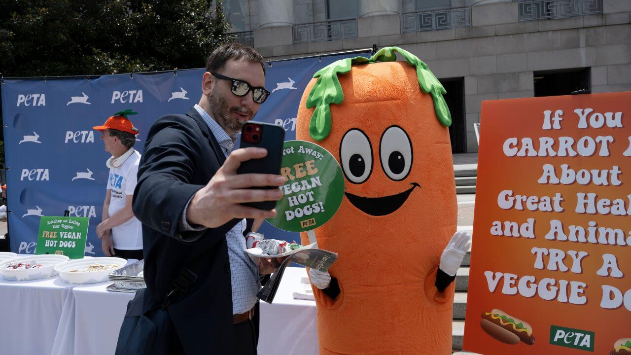A congress worker taking a selfie with Chris P. Carrot