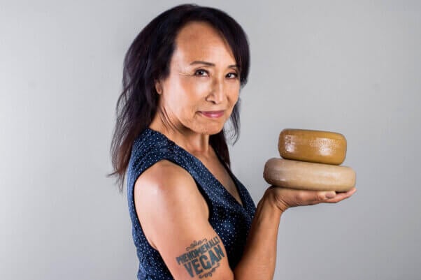 miyoko schinner holding a bagel
