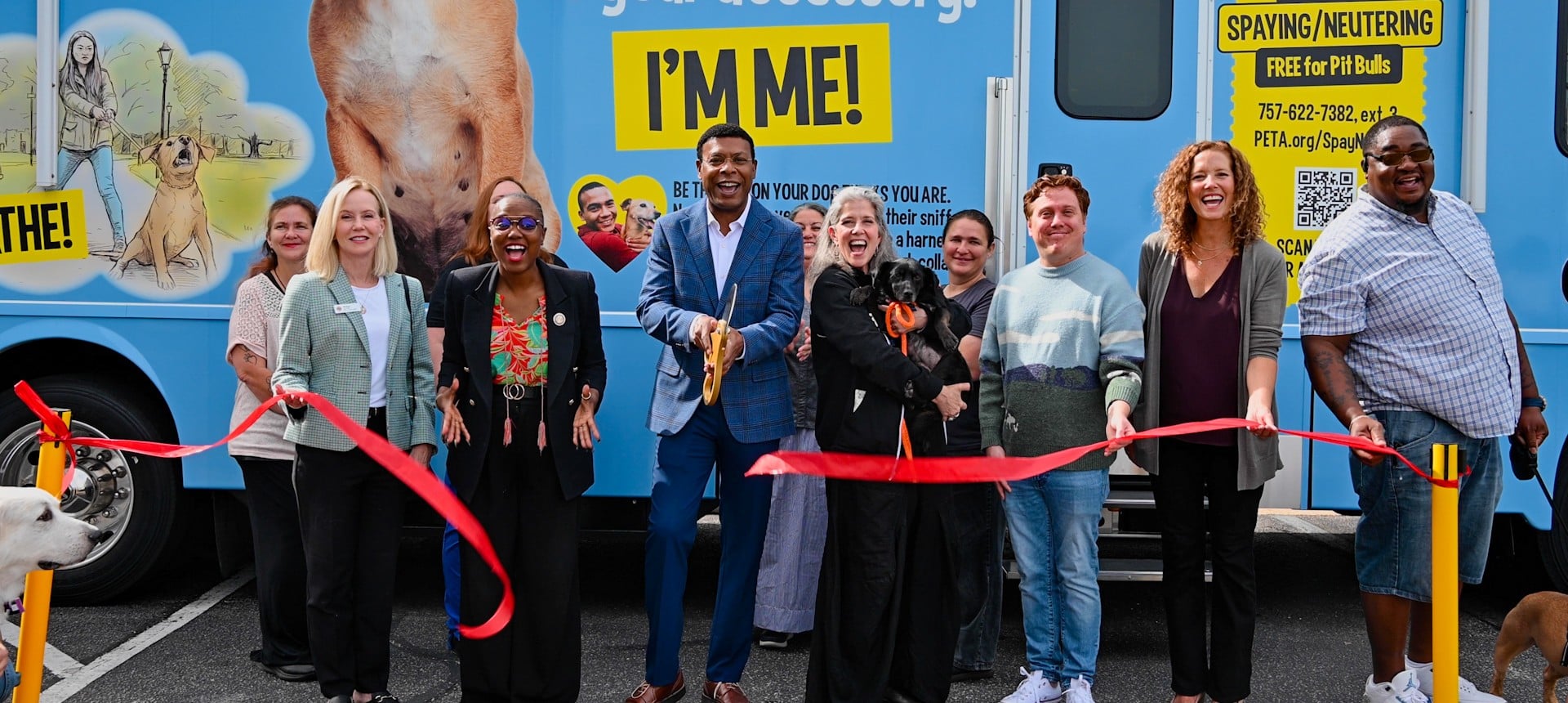 Mayor cutting ribbon